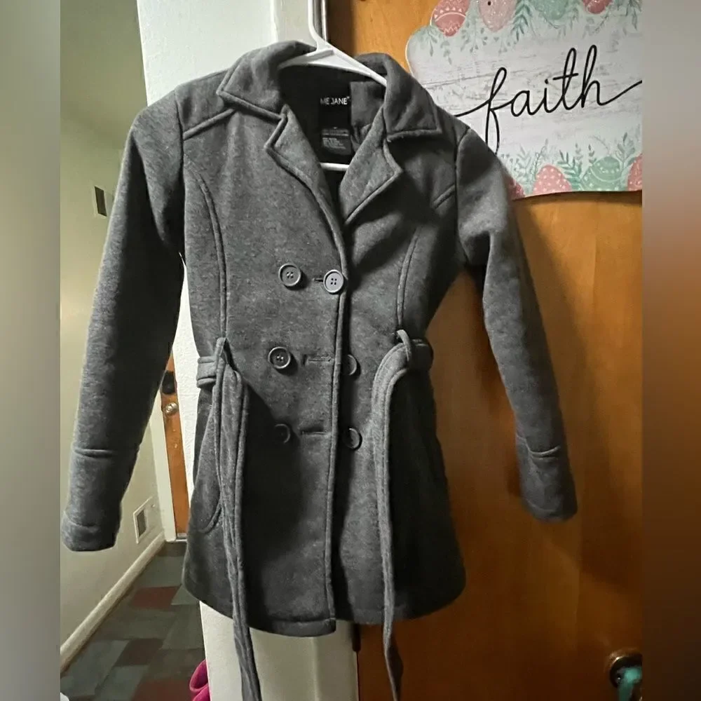Girls coat with button front closure and belt side pockets